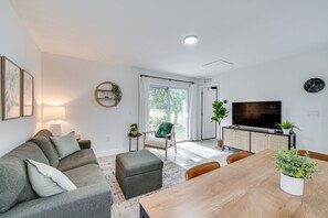 Living area - Modern Florida Bungalow: 3 Miles to Winter Garden! (Winter Garden)