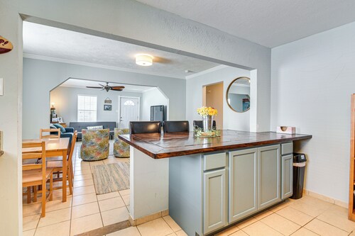Convenient Galveston Home < 1 Mi to Beach!