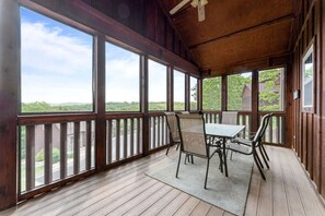 Cabin, 4 Bedrooms | Property grounds