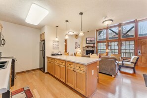 Cabin, 4 Bedrooms | Private kitchen | Fridge, oven, coffee/tea maker, toaster