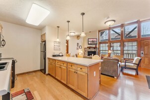 Cabin, 4 Bedrooms | Private kitchen | Fridge, oven, coffee/tea maker, toaster