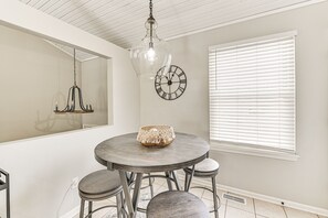 Dining - Bright Townhome - 4 Mi to Downtown Lexington! (Lexington)