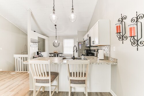 Bright Townhome - 4 Mi to Downtown Lexington!