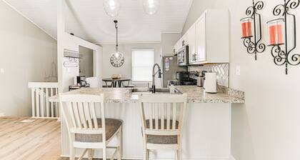 Bright Townhome - 4 Mi to Downtown Lexington!