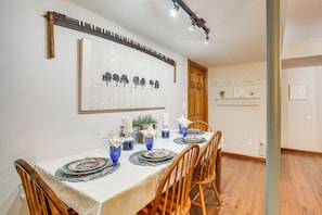 Dining - Troy Apartment w/ Hot Tub, Pool Table + Fire Pit! (Troy)