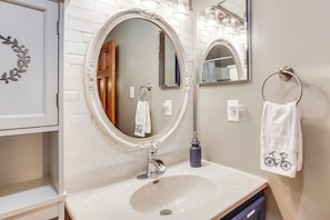 Bathroom - Troy Apartment w/ Hot Tub, Pool Table + Fire Pit! (Troy)