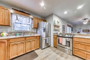 Microwave, oven, stovetop, dishwasher - Expansive Ruidoso Home: Private Hot Tub + Deck (Ruidoso)