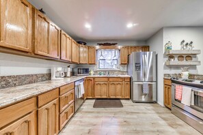 Microwave, oven, stovetop, dishwasher - Expansive Ruidoso Home: Private Hot Tub + Deck (Ruidoso)
