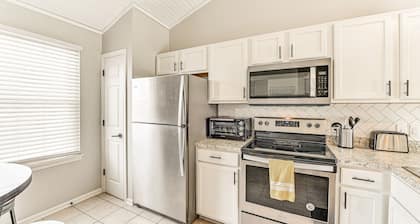 Bright Townhome - 4 Mi to Downtown Lexington!