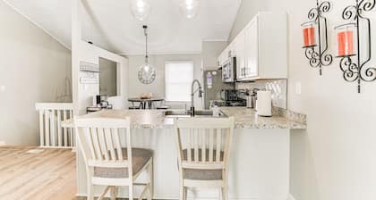 Bright Townhome - 4 Mi to Downtown Lexington!