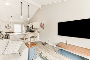 TV - Bright Townhome - 4 Mi to Downtown Lexington! (Lexington)