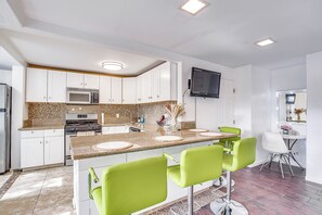 Interior - Palm Springs Studio w/ Outdoor Oasis & Hot Tub! (Palm Springs)