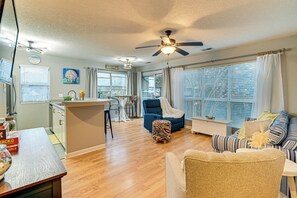 Apartment (2 Bedrooms) | Interior - 1 Mi to Boardwalk & Dtwn: Myrtle Beach Condo (Myrtle Beach)