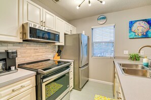 Apartment (2 Bedrooms) | Interior - 1 Mi to Boardwalk & Dtwn: Myrtle Beach Condo (Myrtle Beach)