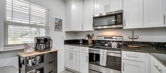 Modern Florida Bungalow: 3 Miles to Winter Garden!