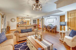 Interior - 'foxes Den' w/ Hot Tub, Pool Table & Fire Pit! (Troy)