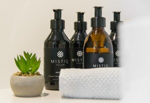 Hair dryer, towels, soap, shampoo - Gorgeous apartment in Mistiq Temple, Gym, 6 pools, wifi, shuttle to the beach (Tulum)