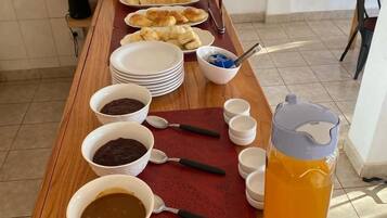 بوفيه فطور مجانًا يوميًا