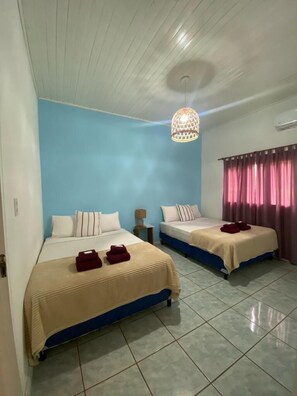 Classic Quadruple Room | Seterika/papan seterika, Wi-fi percuma 
