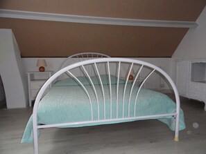 3 bedrooms, iron/ironing board, travel crib