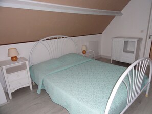 3 bedrooms, iron/ironing board, travel crib