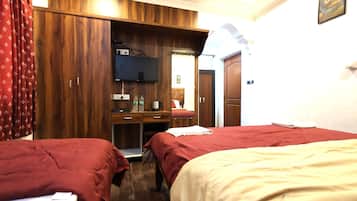 5 Schlafzimmer, Zimmersafe, Schreibtisch, Bügeleisen/Bügelbrett