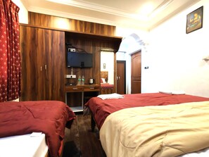 5 chambres, coffres-forts dans les chambres, bureau
