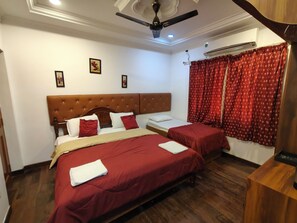 5 bedrooms, in-room safe, desk, iron/ironing board