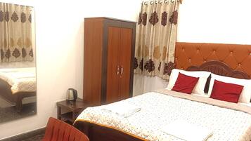 5 bedrooms, in-room safe, desk, iron/ironing board