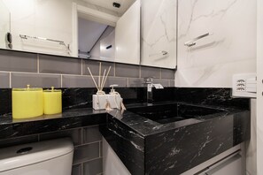 Hair dryer, towels, toilet paper - Excelente Localização e Conforto Barra Funda - SP - Prox. do Anhembi e Região (Barra Funda São Paulo)