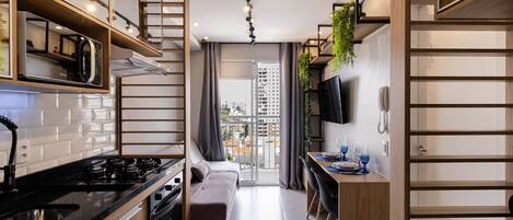 Réfrigérateur, micro-ondes, four, plaque de cuisson