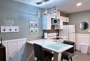 Geladeira, micro-ondas, fogão, cooktop