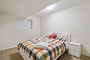 2 bedrooms, WiFi, bed sheets - Charming 2BD Basement Suite, Surrey! (Surrey)