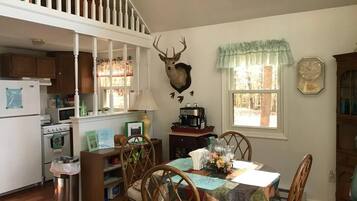 House, 1 Queen Bed (Cacapon Mountain View - Incredible Vi) | Dining