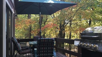 House, 1 Queen Bed (Cacapon Mountain View - Incredible Vi) | Property grounds