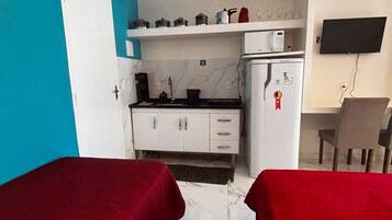 Estudio Deluxe, 1 habitación, Aire acondicionado, vistas a la playa | Cocina privada | Frigorífico, microondas, placa de cocina y trona infantil