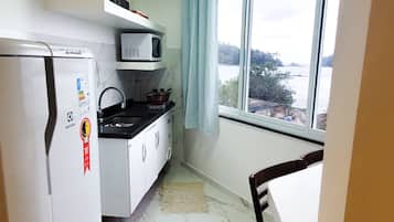 Monolocale Deluxe, 1 camera da letto, aria condizionata, vista spiaggia | Cucina privata | Frigorifero, microonde, piano cottura, seggiolone