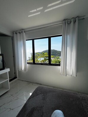 Deluxe Studio Suite, 1 Bedroom, Air conditioning, Beach View | Individually decorated, laptop workspace, free WiFi, bed sheets - Flat Jaguanum (Mangaratiba)