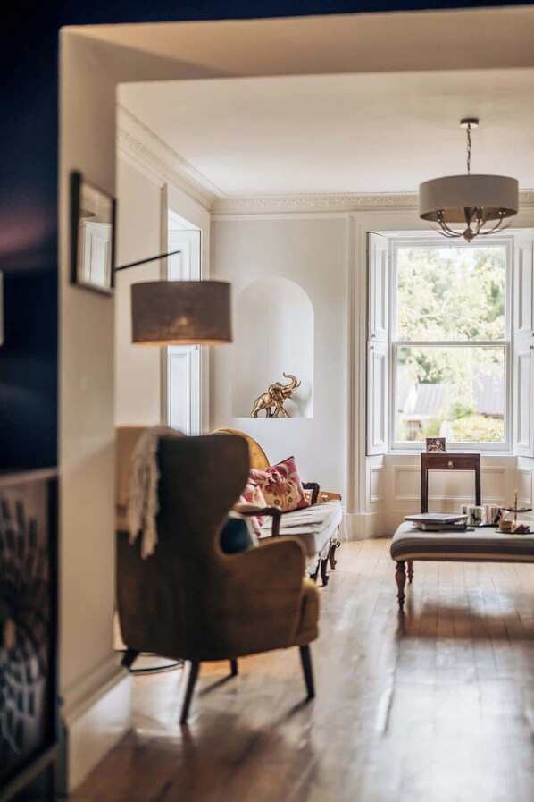 Smart TV, chimenea, videojuegos y oficina 