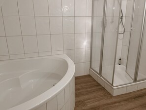 Hårtork och handdukar