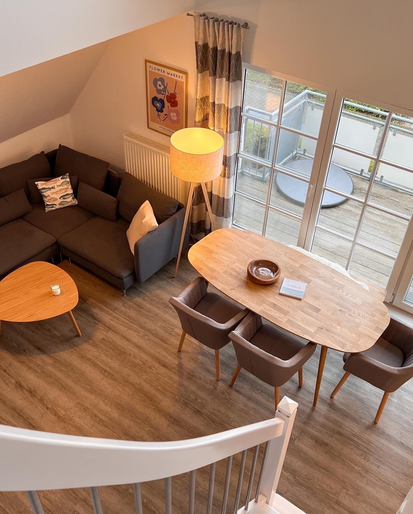 TV, caminetto, libri