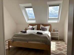 2 habitaciones, escritorio y tabla de planchar con plancha 