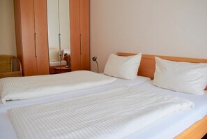 2 slaapkamers, een strijkplank/strijkijzer, reisbedje, gratis wifi