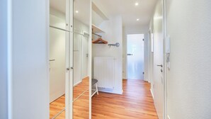 A hallway with a radiator, wooden flooring, and a coat rack. - Villa Wilhelmine - Klein-wiebke (Borkum)