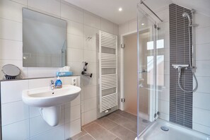 Douche, sèche-cheveux, serviettes fournies