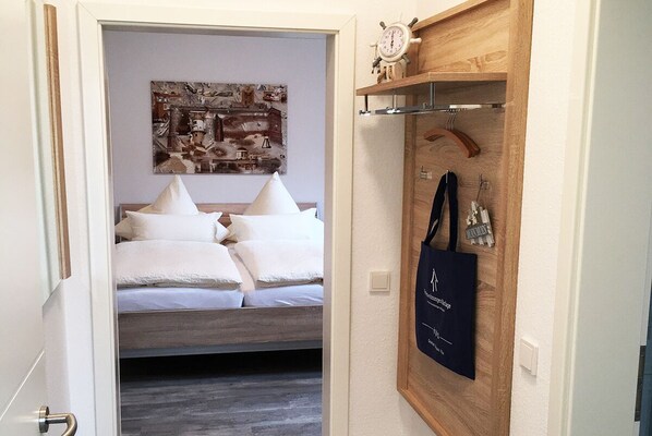 1 quarto, ferros/tábuas de passar roupa, berço de viagem