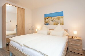 1 Schlafzimmer, Schreibtisch, Bügeleisen/Bügelbrett, Reisekinderbett