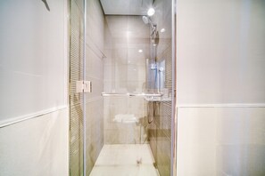 Shower, hair dryer, towels, soap - Lovely 1BR at DAMAC Zada Tower Business Bay by Deluxe Holiday Homes (Dubai)