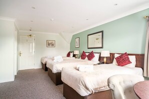 1 slaapkamer, een strijkplank/strijkijzer, gratis wifi, beddengoed
