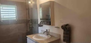 House | Bathroom | Shower, towels - Remarkable 2-bed House in Discovery Bay (Discovery Bay)